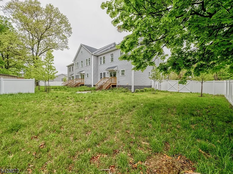 8 Travers Ave — Photo 18