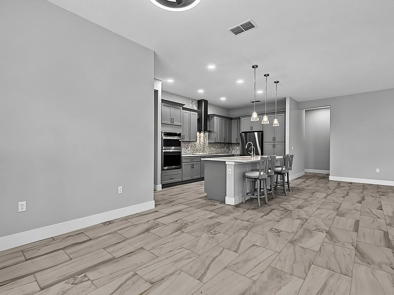 5 bed, 2526 sqft, $3,995 — Photo 2