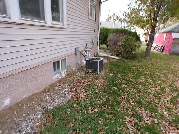 3rd image of 925 E 1st St