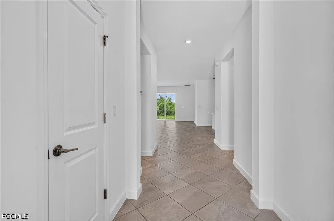 3 bed, 3.0 bath, 1852 sqft, $2,400 — Photo 3