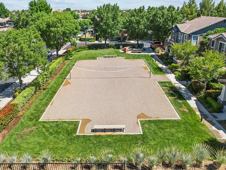 2658 Greenwood Ct — Photo 4