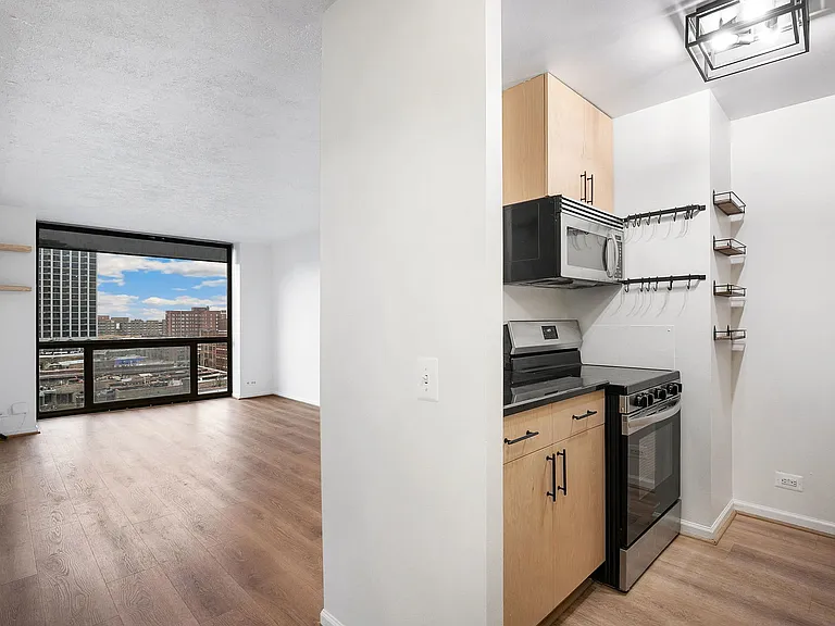 4343 N Clarendon Ave #911 — Photo 14