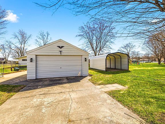 5th image of 203 Maple St