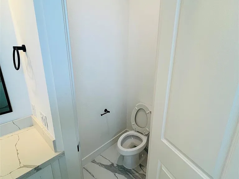 1103 W 15th 1/2 St #A — Photo 23