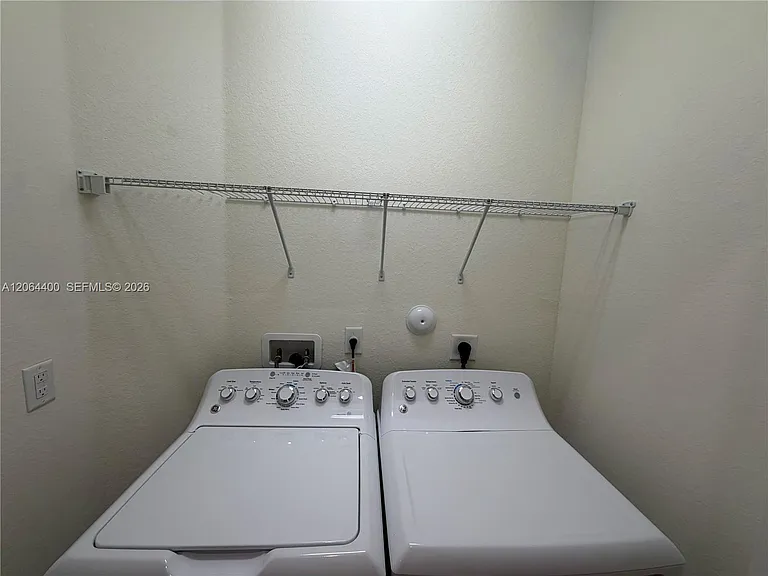 737 SE 37th Pl — Photo 41