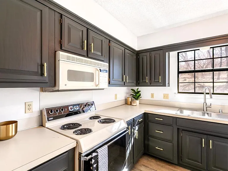 1669 W Cedar St — Photo 9