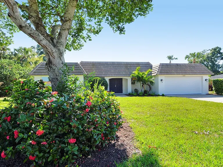 3240 Pine Valley Dr — Photo 1