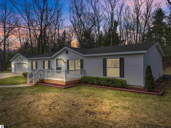 202 Forestville Dr, Houghton Lake, MI 48629