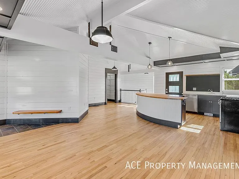 902 Dilger Ave — Photo 3