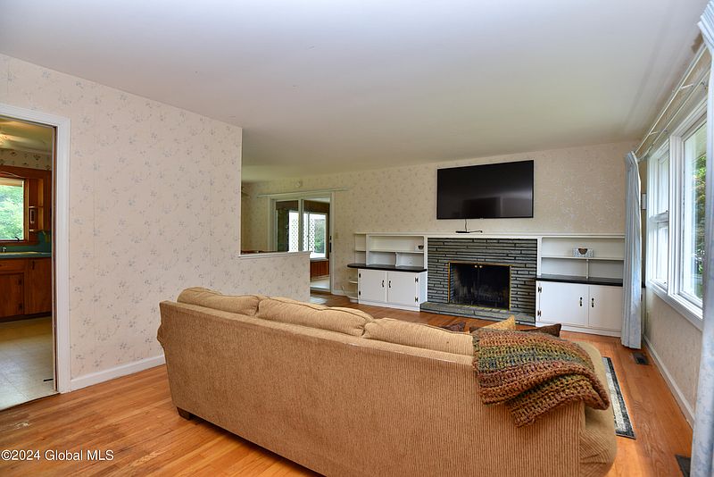 4th image of 13 Beechwood Drive