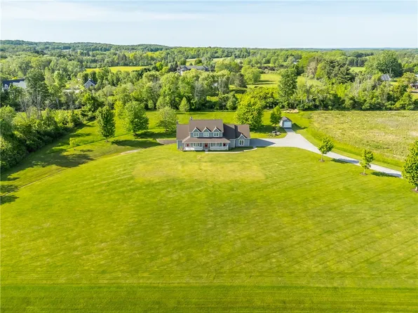 857 W Bloomfield Rd, Honeoye Falls, NY 14472
