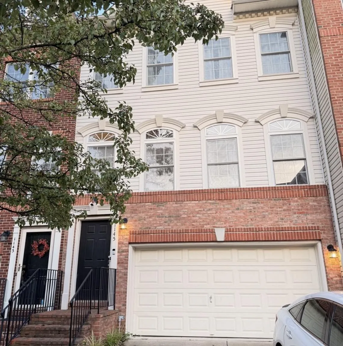 3 bed, 2.5 bath, 2576 sqft, $3,400 — Photo 1