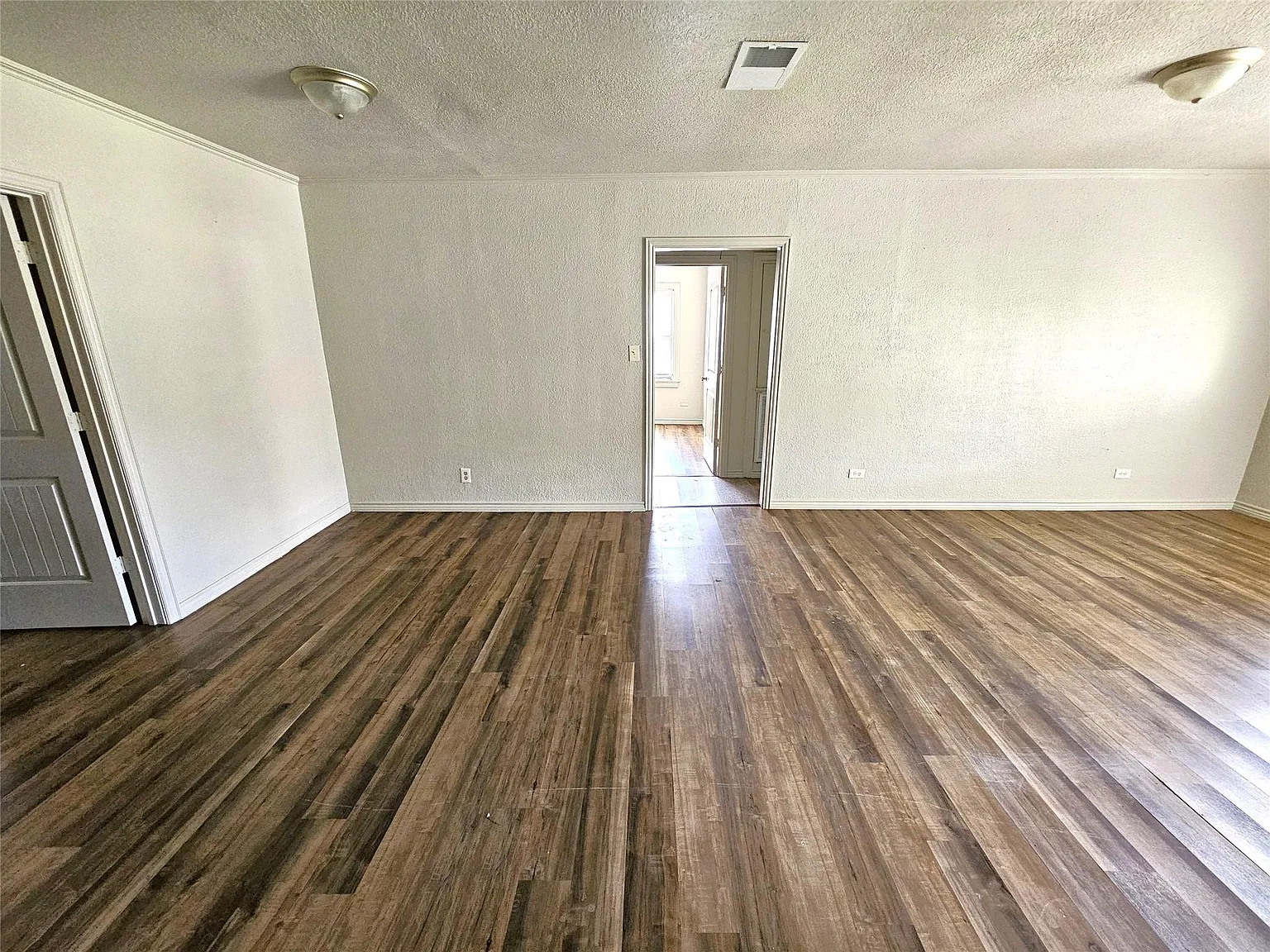 3 bed, 2.0 bath, 980 sqft, $1,700 — Photo 2