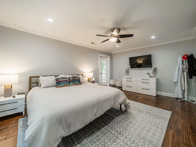 3147 Windsor Dr — Photo 2
