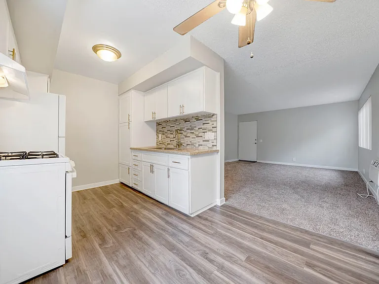 Sunset Square Apartments — Photo 19