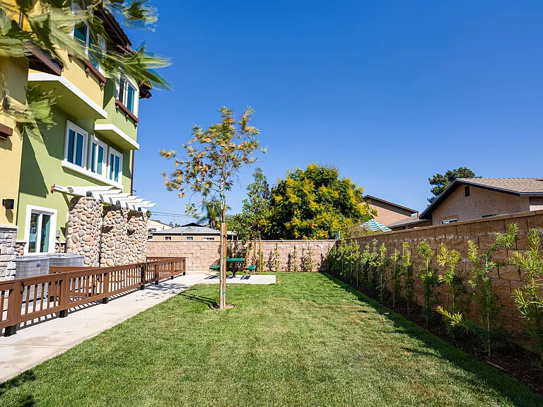 1036 S Mollison Ave — Photo 18