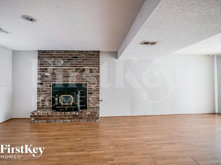 606 NE Park Cir — Photo 7