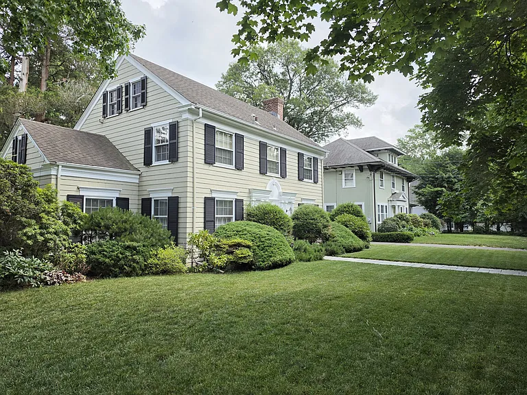 11 Alden Ave — Photo 2