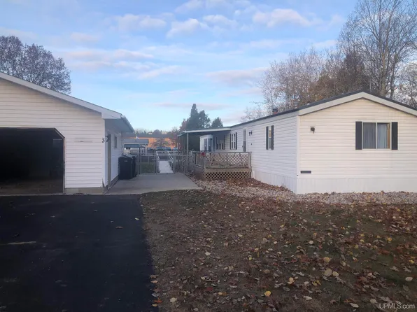 3 Parkway Dr, Gladstone, MI 49837