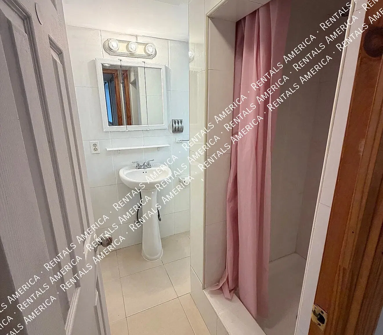Bright walk-in level 1-bedroom — Photo 3