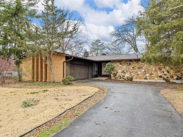 7 Champagne Dr, Lake Saint Louis, MO 63367