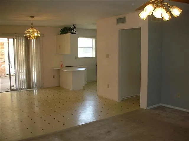3 bed, 2.0 bath, 1220 sqft, $2,000 — Photo 3