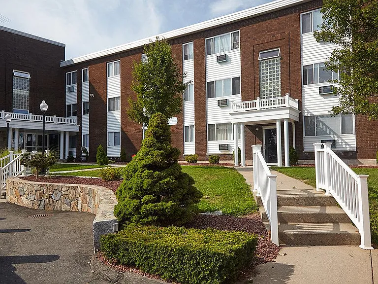 Cypress Apartments — Photo 2