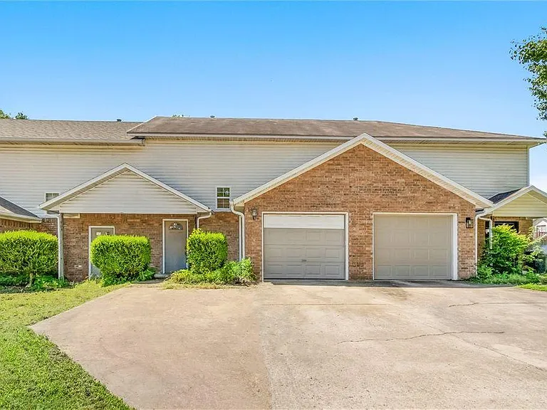 907 W Peachtree Dr — Photo 1