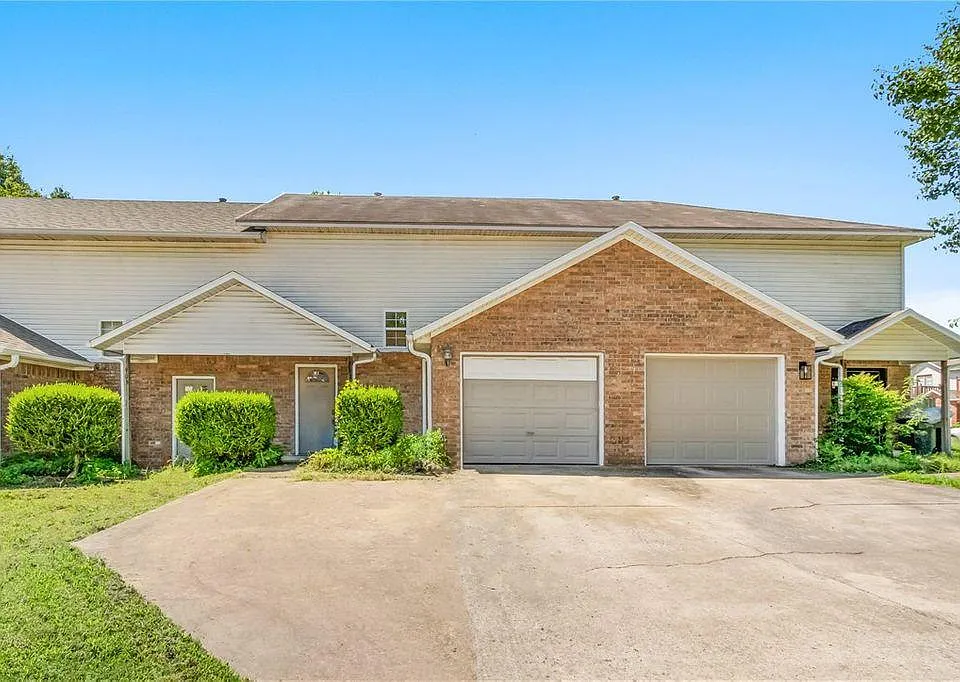 907 W Peachtree Dr