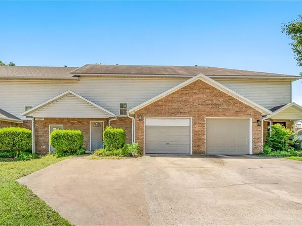 907 W Peachtree Dr, Fayetteville, AR 72703