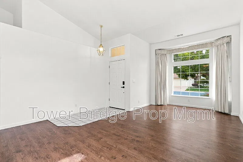 4 bed, 2.0 bath, 1769 sqft, $2,900 — Photo 2