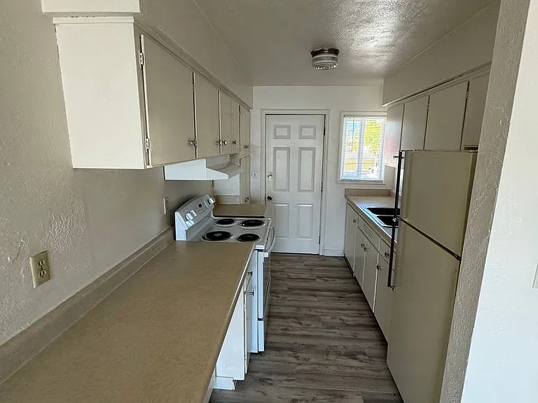 1445 W 6th Ave — Photo 17