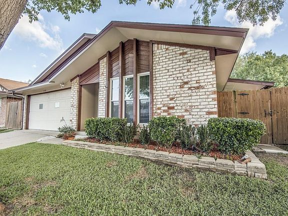 2nd image of 2209 Versailles Dr