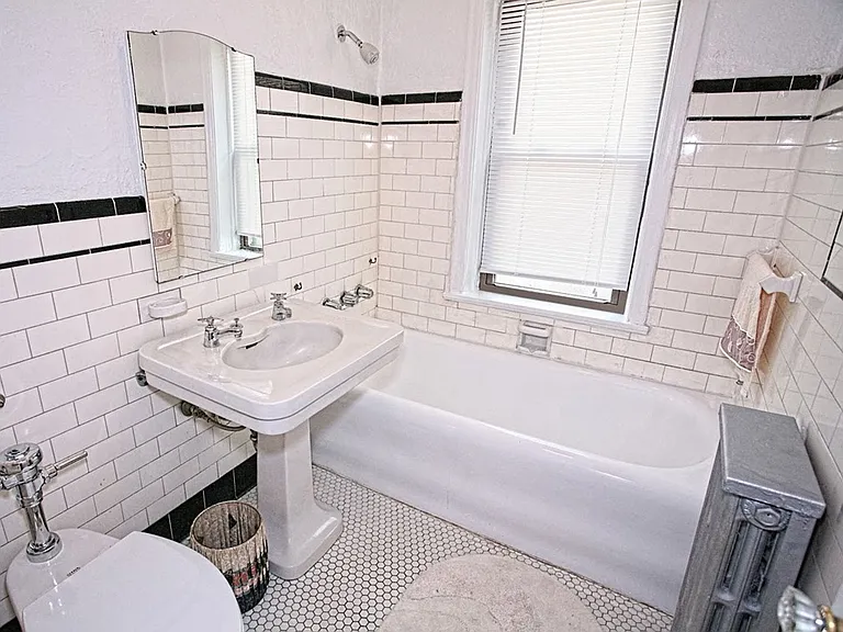Lee-Yorkshire Apartments — Photo 23