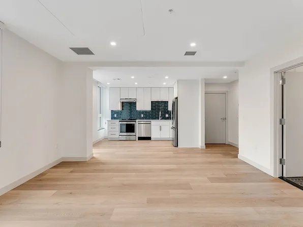 Bank Street Apartments at Burlington Square