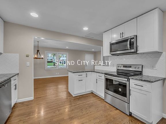 5th image of 2820 Saint Edwards Dr