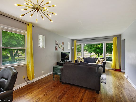 3rd image of 7501 N Oconto Ave