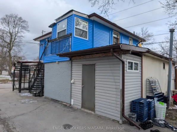 6218 Culp St, Niagara Falls, ON L2G 2C1