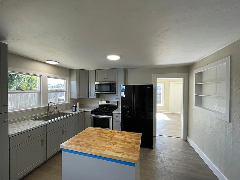 3241 Trinity St — Photo 4