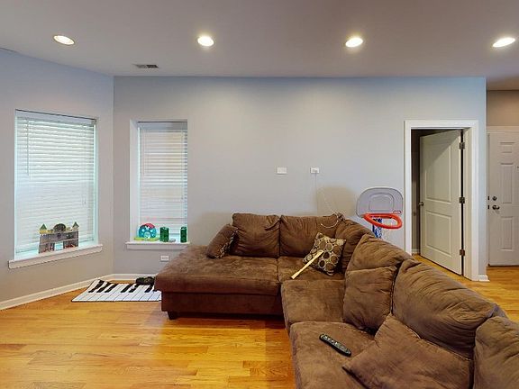3rd image of 7634 N Greenview Ave #4N