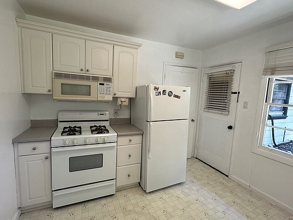 3rd image of 2190 Monterey Ave