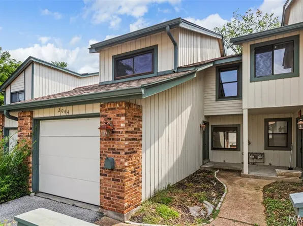 2044 Falling Brook Dr, Maryland Heights, MO 63043