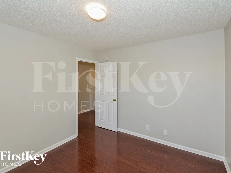 3890 Mackenzie Dr — Photo 9