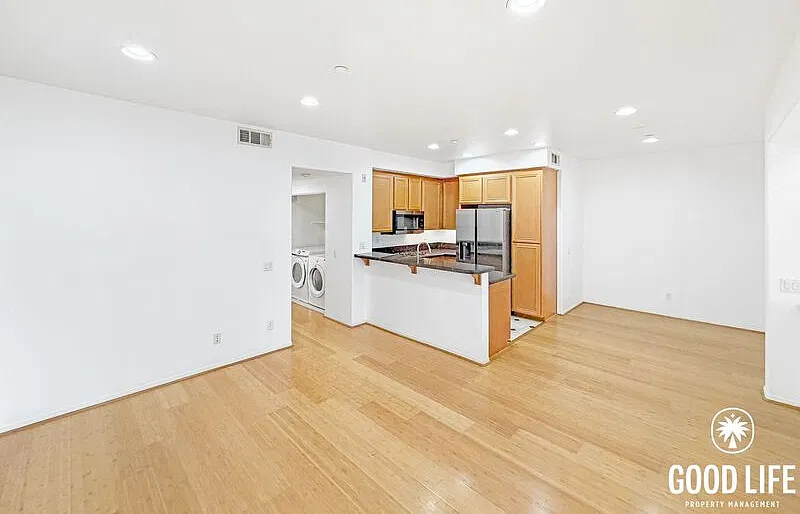 2 bed, 2.0 bath, 1128 sqft, $3,000 — Photo 1