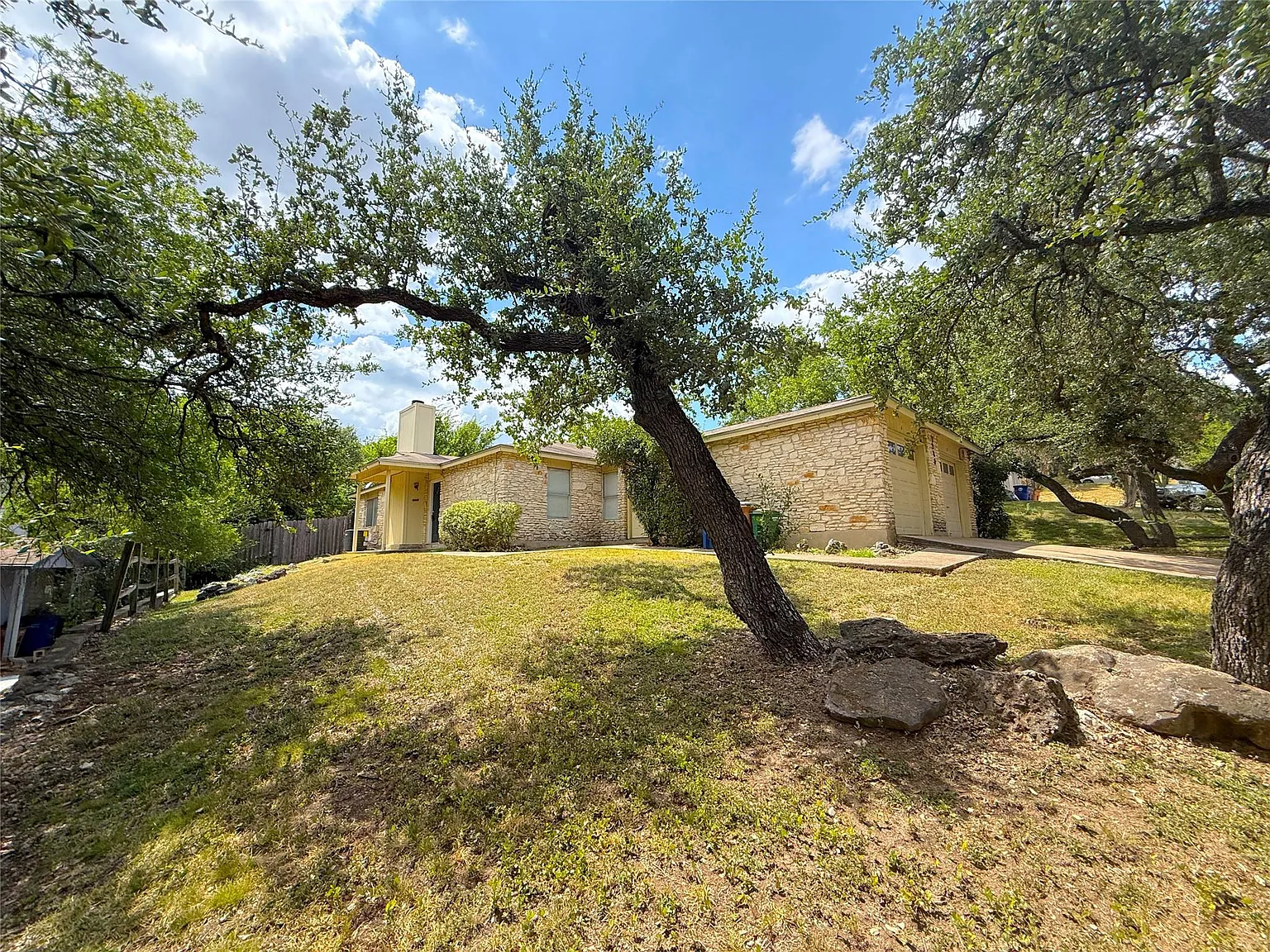 3 bed, 2.0 bath, 957 sqft, $1,825 — Photo 3