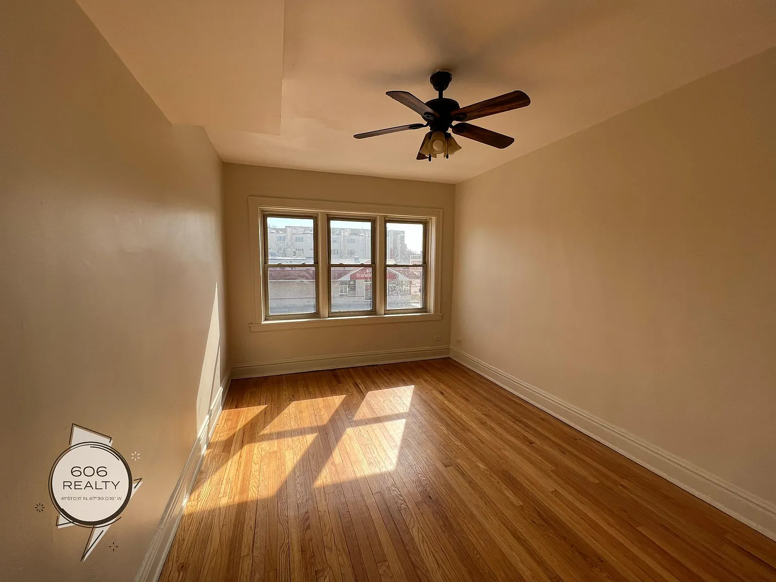 Bright and Sunny Forest Park Apts! — Photo 4