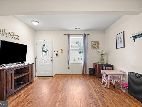 4th image of 807 Platinum Ave