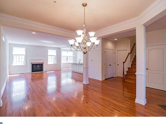 3rd image of 75 Boxwood Ct