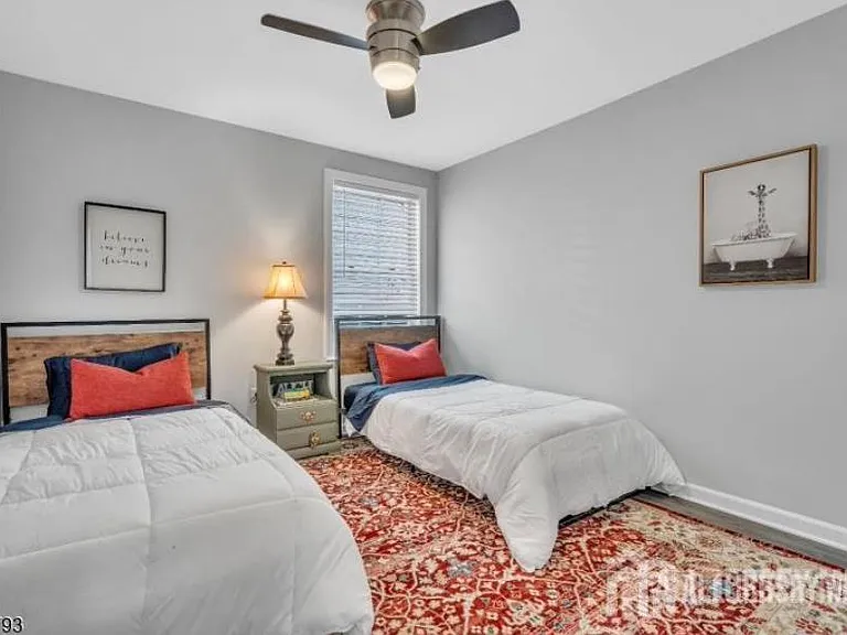 28 Bay Ave — Photo 12