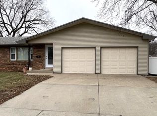 1003 Summit St, Yankton, SD 57078